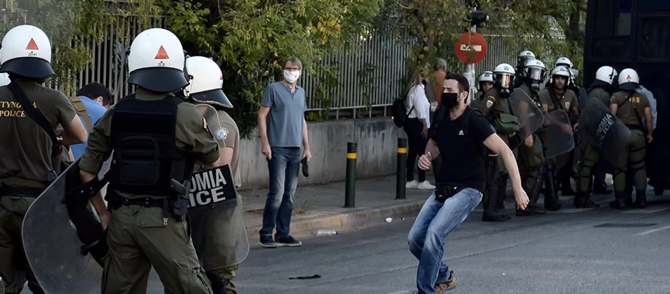 Επεισόδια σε συγκέντρωση έξω από το υπουργείο Προστασίας του Πολίτη
